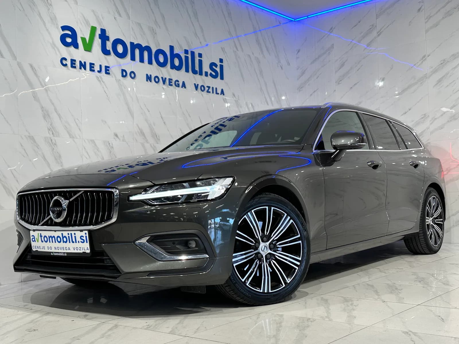 Volvo V60 2021, rjava, slika 1