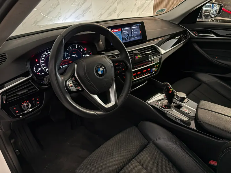 BMW Serija 5 Touring 2018, bela, slika 8