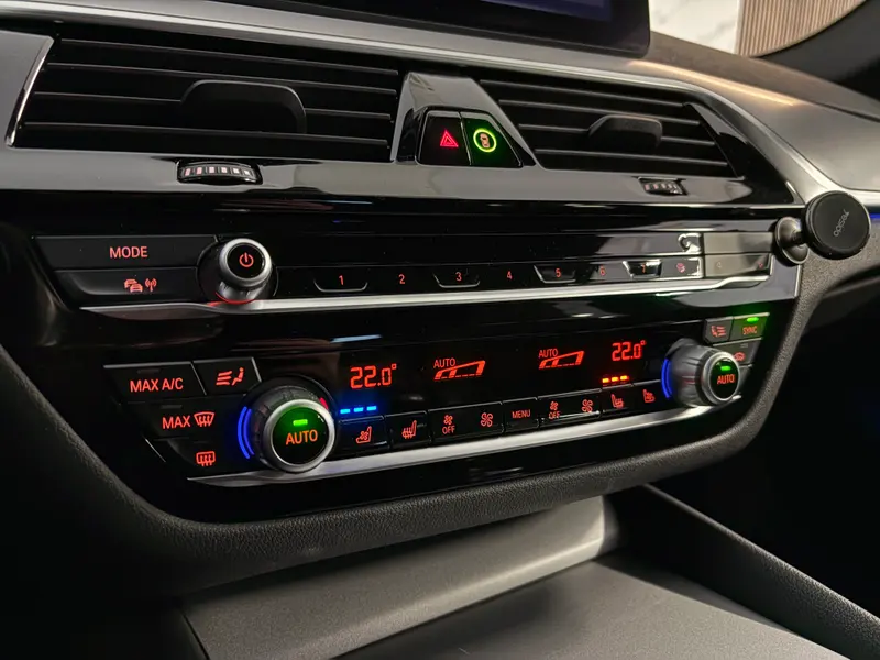 BMW Serija 5 Touring 2023, siva, slika 13