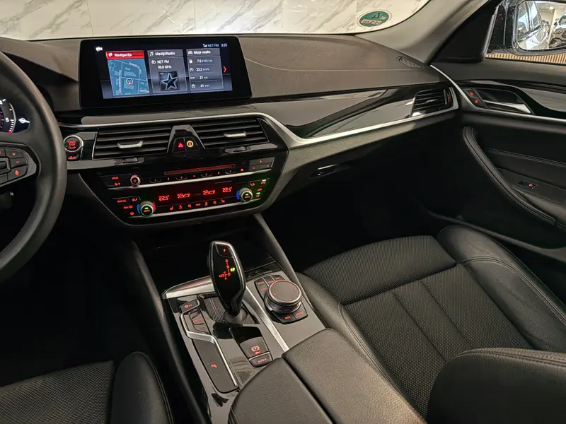 BMW Serija 5 Touring 2018, bela, slika 14