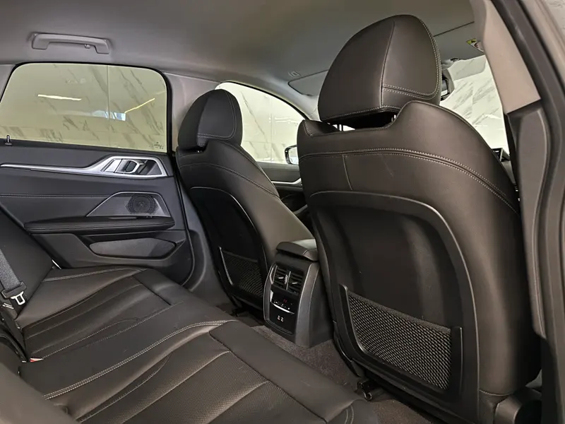 BMW i4 2023, bela, slika 16