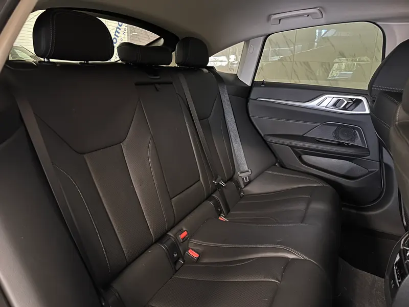 BMW i4 2023, bela, slika 18
